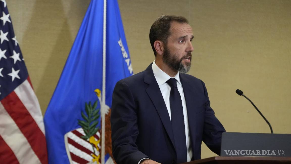 $!El fiscal especial Jack Smith informa a los medios sobre una acusación contra el expresidente Donald Trump en Washington