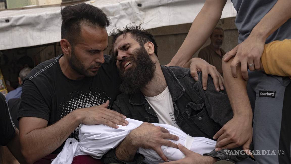 $!Palestinos lloran a sus familiares muertos en un bombardeo israelí sobre la Franja de Gaza, en una morgue en Jan Yunis, el 29 de octubre de 2023.