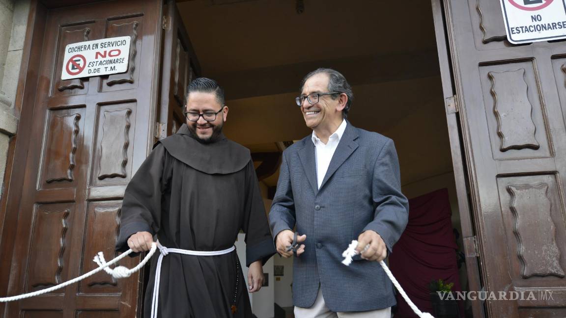 $!La exposición y conferencia contó con comentarios del historiador Carlos Recio.