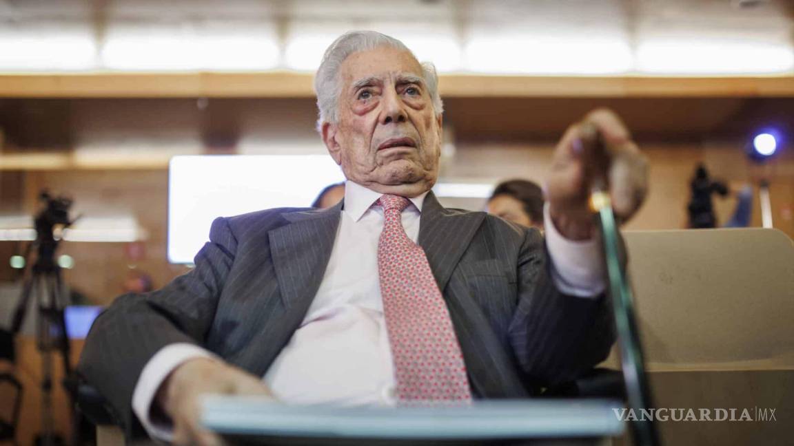 Mario Vargas Llosa vence al COVID-19... sale del hospital tras 6 días internado
