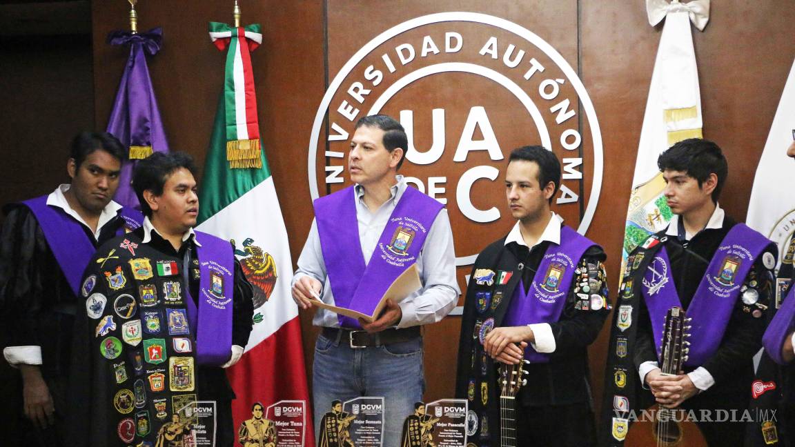 $!Integrantes de la Tuna Universitaria entregan al rector la beca morada, nombrándolo “Tuno Honoris” en reconocimiento a su apoyo a la agrupación.