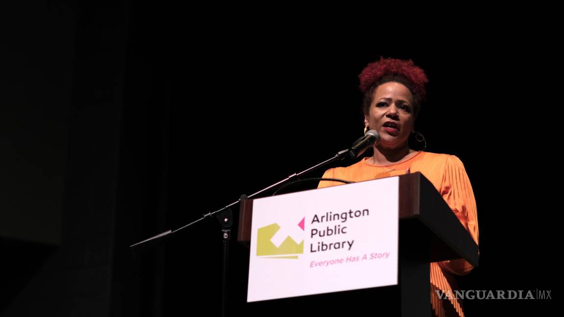 $!La periodista y escritora Nikole Hannah-Jones habla durante la celebración de la Semana de los Libros Prohibidos en la Biblioteca Pública de Arlington.