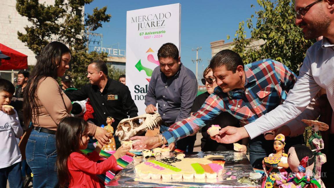 $!Los asistentes disfrutaron del pastel de aniversario.