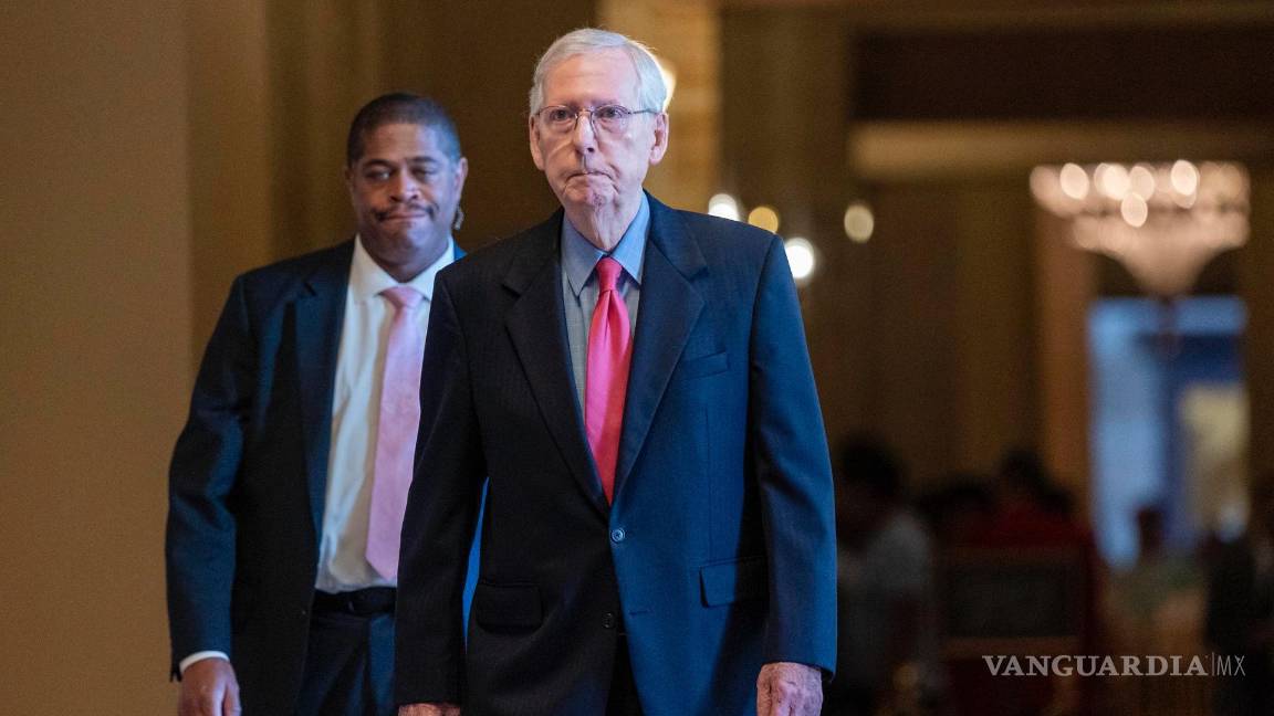 $!El líder de la minoría del Senado, Mitch McConnell, camina desde su oficina hasta el pleno del Senado en el Capitolio de los Estados Unidos en Washington.