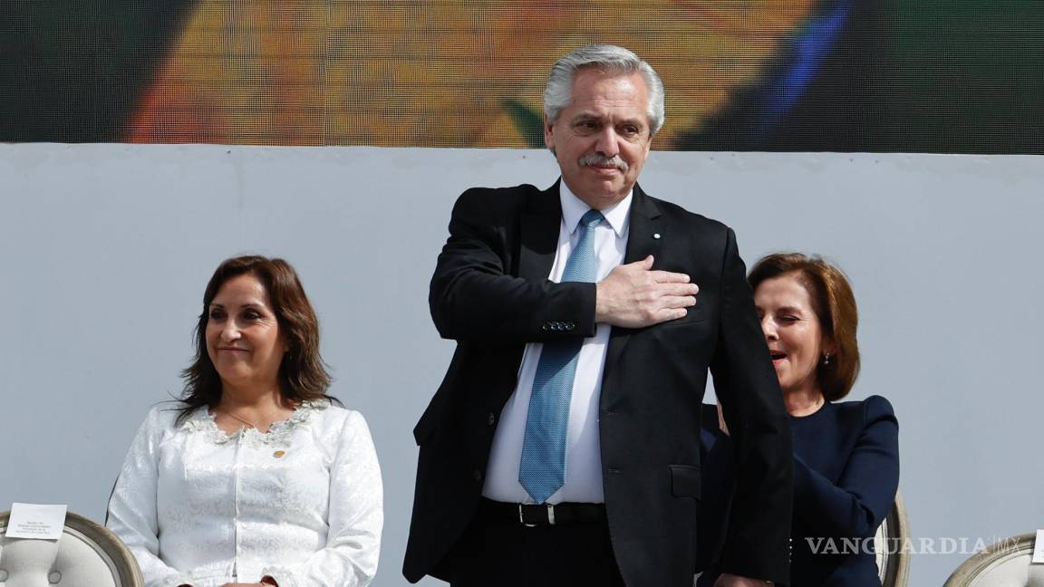 $!El presidente de Argentina, Alberto Fernández, saluda a su llegada para participar en la ceremonia de investidura del presidente de Colombia, Gustavo Petro.