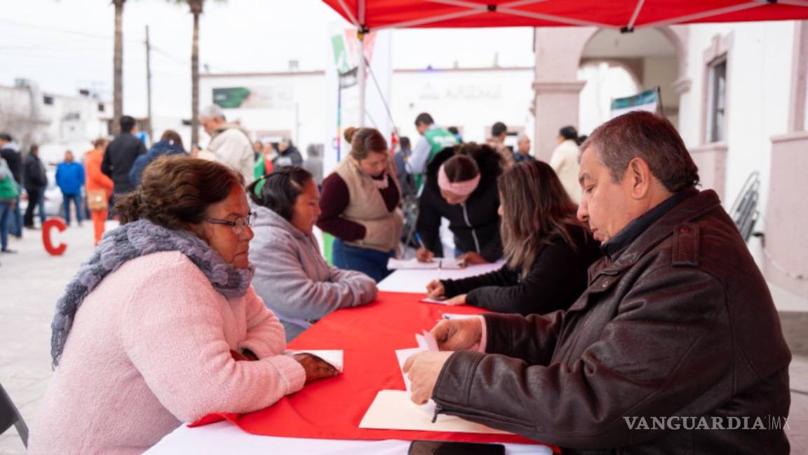 Castaños instala módulo e impulsa regularización de colonias y escrituración