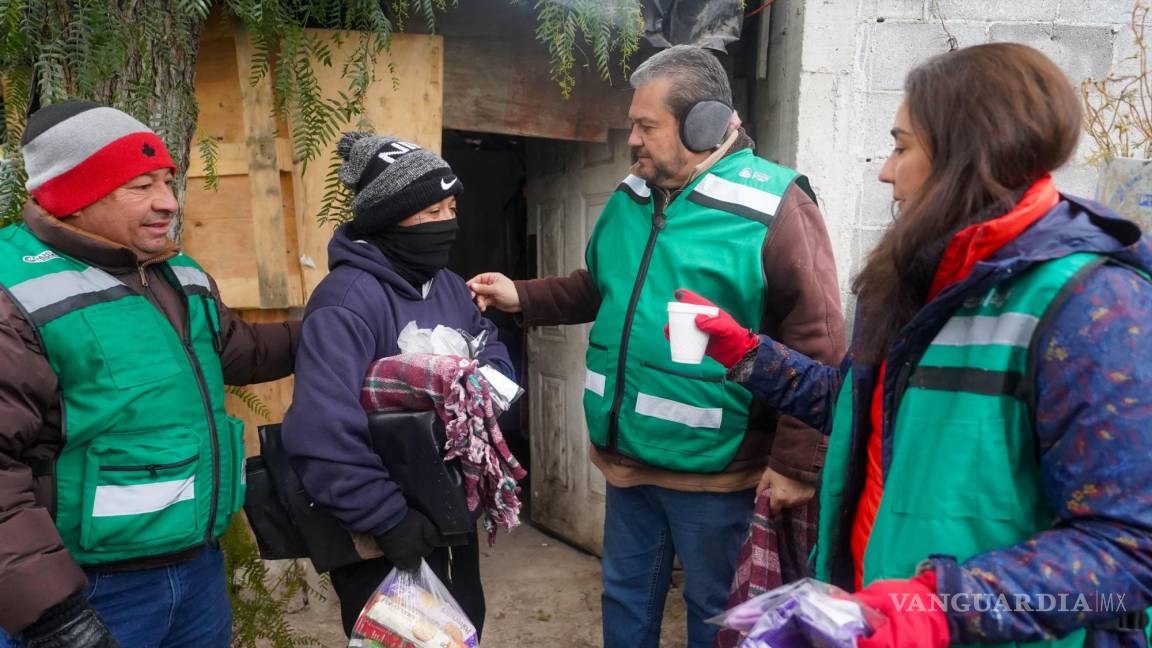 Reparte Alcalde de Ramos Arizpe cobijas y ropa abrigadora a familias que habitan en tejabanes