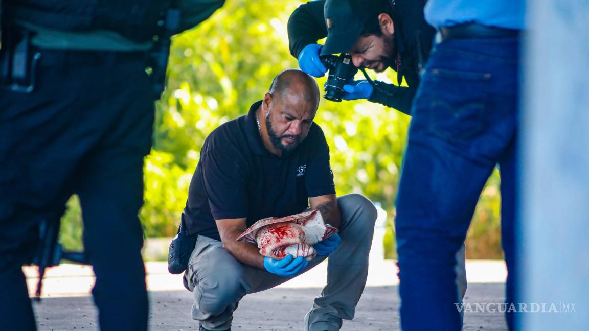 $!CLa violencia entre los grupos delictivos que se disputan el control de Culiacán, Sinaloa, ha alcanzado niveles alarmantes. En un despliegue de crueldad extrema, los rivales son secuestrados, llevados a las afueras de la ciudad, torturados, asesinados y, en algunos casos, decapitados. Esta mañana, seis cuerpos fueron encontrados en distintos puntos de la periferia de Culiacán, incluyendo el de una mujer. Tres de las víctimas masculinas presentaban signos de tortura, heridas de bala y habían sido decapitadas. El primer hallazgo se realizó a las seis de la mañana, bajo un puente en la salida sur que conecta la carretera internacional México 15 con el periférico La Costerita. Allí se encontraron los cuerpos de tres hombres y una mujer. Los hombres, de entre 20 y 25 años, estaban amordazados, con las manos mutiladas y disparos en la cabeza. Posteriormente, se reportó el hallazgo de otro cuerpo en una gasolinera del poblado El Melón, en la sindicatura de Quila, a unos 70 kilómetros al sur de Culiacán, área controlada por Ismael “Mayo” Zambada. La víctima, un hombre de aproximadamente 35 años, vestía camisa negra, pantalón de mezclilla y tenía barba y cabello negro. El tercer reporte correspondió a un hombre sin vida encontrado en la colonia Campesina El Barrio, al oriente de Culiacán, cerca de la carretera hacia la sindicatura de Sanalona