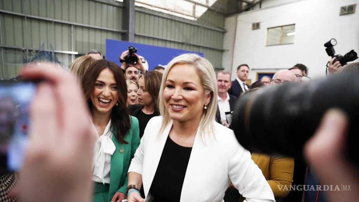 $!La vicepresidenta de Sinn Fein, Michelle O’Neill (c) celebra con colegas del partido.