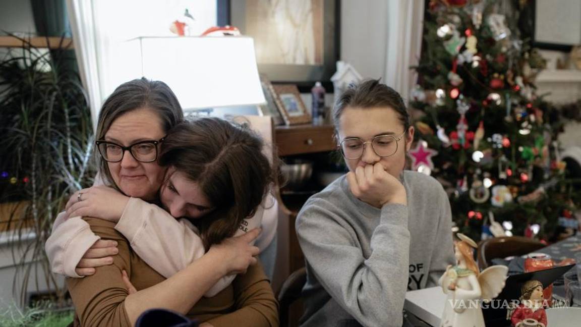 $!Aidan, a la derecha, con su madre Rhonda y su prima Madelyn, abrazando a Rhonda, en Calgary, Canadá.