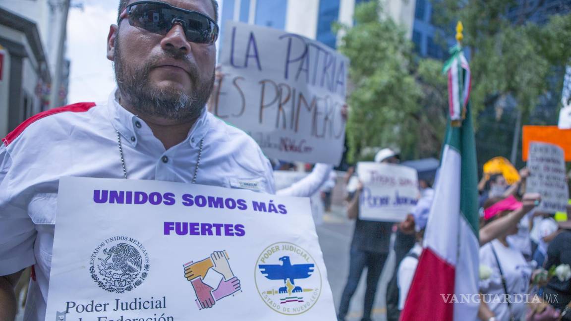 $!Este viernes, alrededor de 300 trabajadores del Poder Judicial marcharon en el primer cuadro de Monterrey.