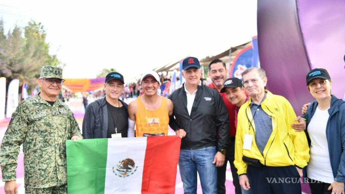 Alcalde de Torreón recibe en la línea de meta a los ganadores del Maratón Lala 2024