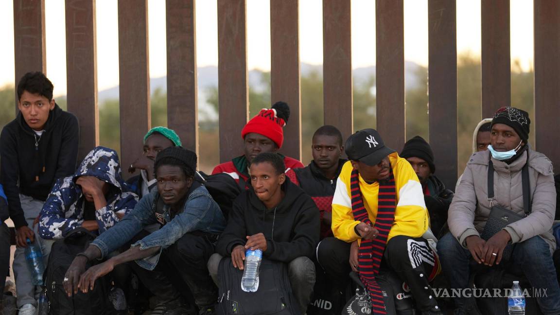 $!Los migrantes se alinean a lo largo del muro fronterizo estadounidense para ser procesados por la Patrulla Fronteriza estadounidense en Lukeville, Arizona.