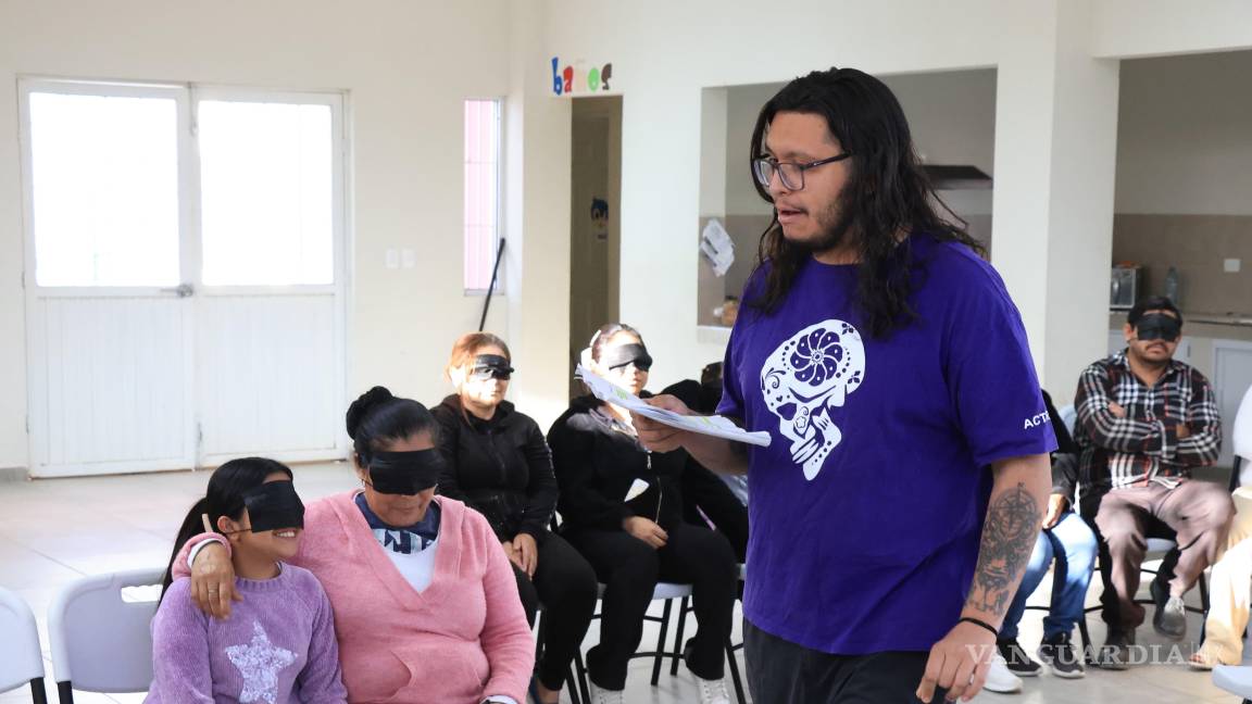 $!El teatro sensorial “Penumbras de Saltillo”, dirigido por Efrén Estrada, ofreció una experiencia de inmersión artística en el Centro Comunitario Tierra y Libertad.