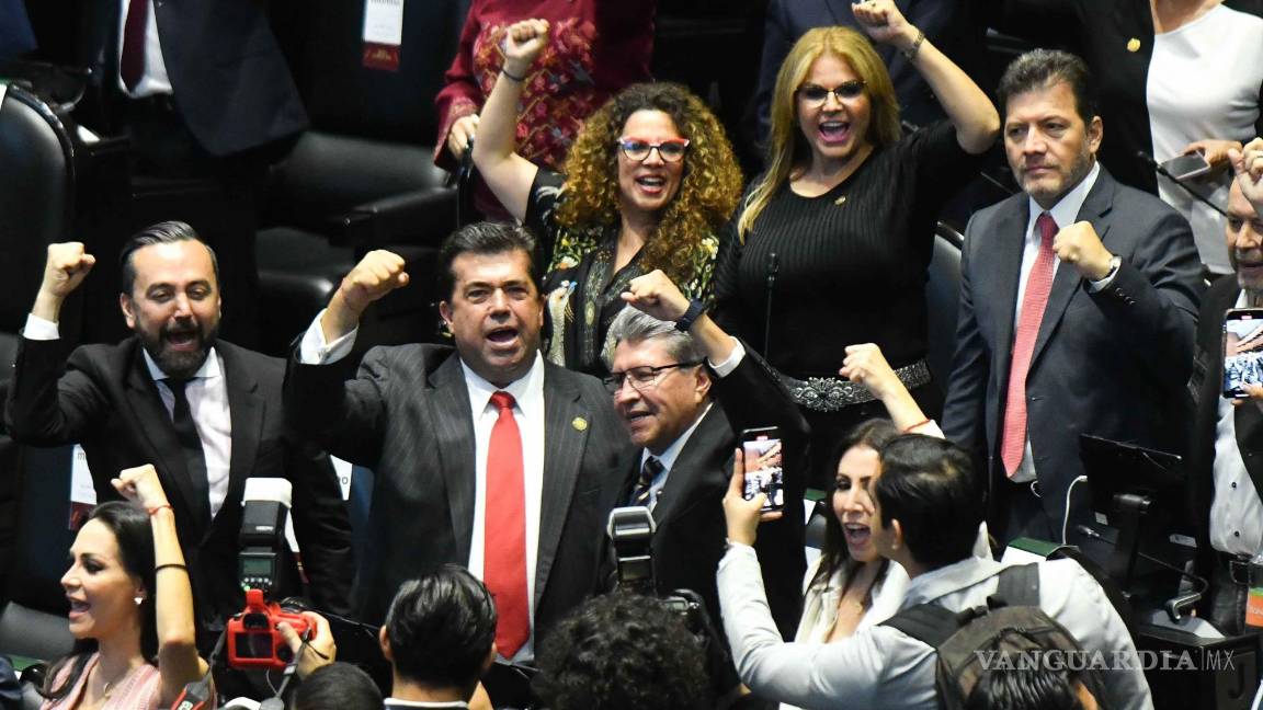 $!Ricardo Monreal, diputado y coordinador de Morena, festeja con sus compañeros de bancada la mayoría calificada.