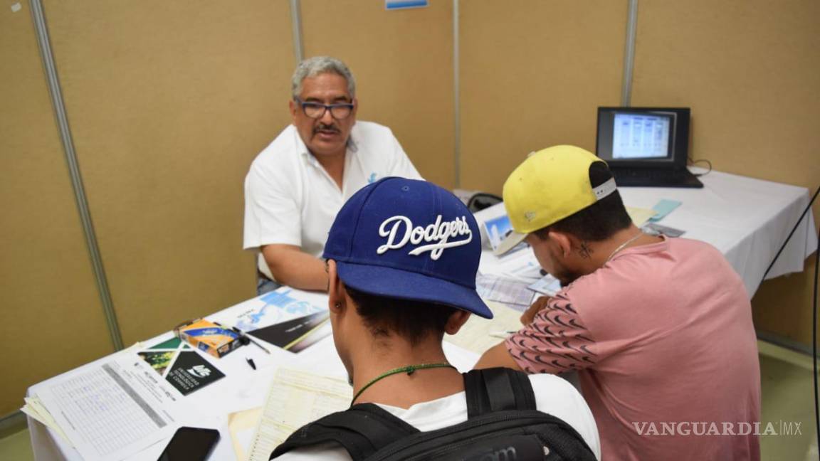 $!Algunos jóvenes deciden dejar sus estudios para apoyar en casa con un trabajo.