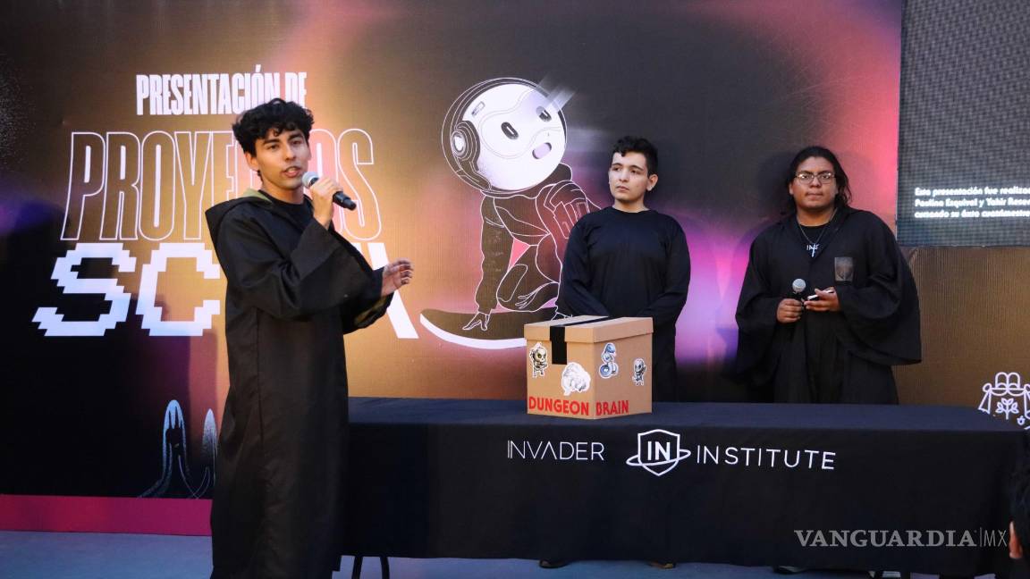 $!El Dungeon Brain corre sin problemas en un celular. El set box incluye un stand con tablero para colocar el dispositivo. También se puede ajustar el uso de datos o bien hacerlo de forma tradicional.