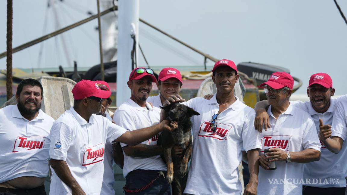 $!La tripulación del atunero mexicano María Delia con Bella, la perra del australiano Timothy Lyndsay Shaddock, ambos rescatados en el Océano Pacífico.