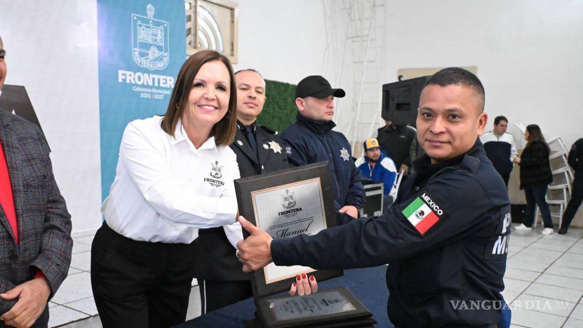 Alcaldesa de Frontera agradece la valiosa labor a los policías en su día