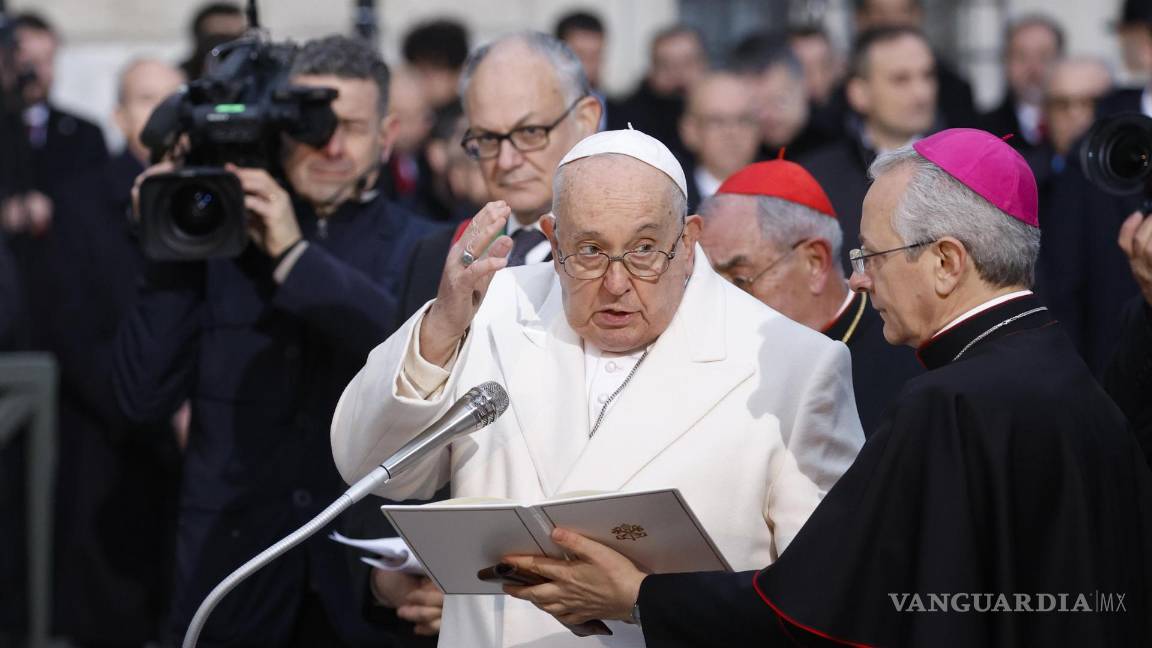 $!El Papa Francisco (C) durante la oración de celebración de la Inmaculada Concepción, en la Plaza de España, en Roma, Italia.