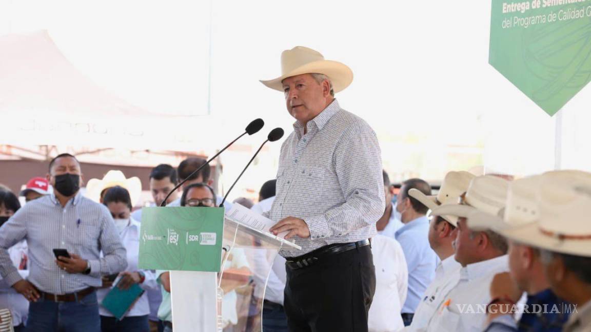 Chema Fraustro y Miguel Riquelme entregan sementales bovinos a productores de Saltillo