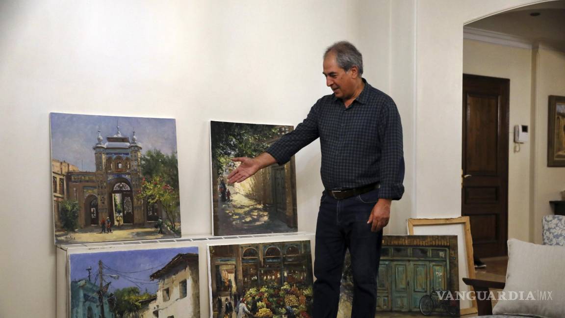 $!El pintor Hassan Naderali muestra parte de su arte en su casa en Teherán, Irán.
