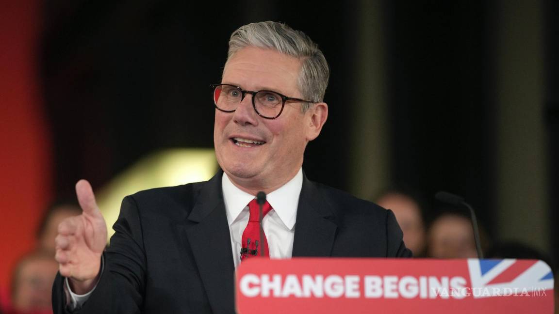 $!El líder del Partido Laborista, Keir Starmer, habla con sus seguidores en la Tate Modern de Londres.