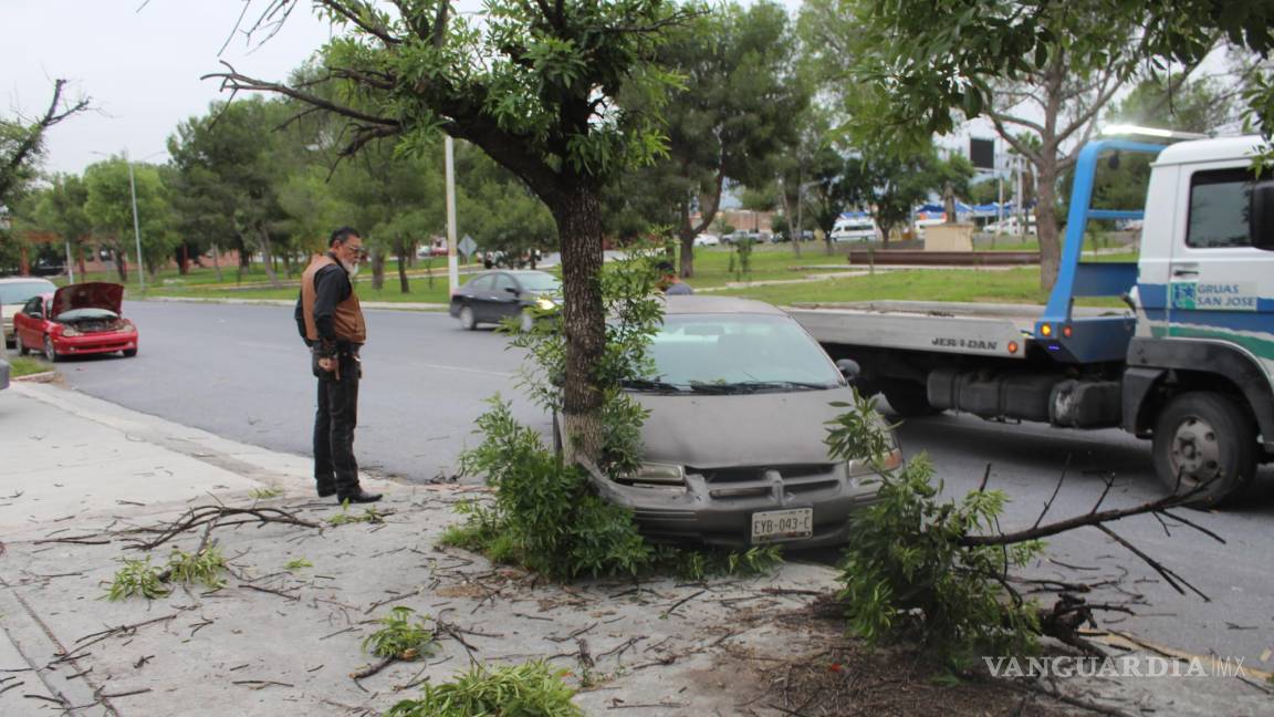 Le fallan los frenos a conductora y choca contra árbol para evitar una tragedia, al oriente de Saltillo