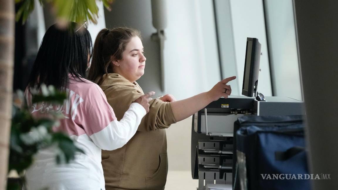 $!Trabajadores electorales tabulan los votos ausentes en Warren, Michigan. Michigan es un estado decisivo en las elecciones generales de noviembre.
