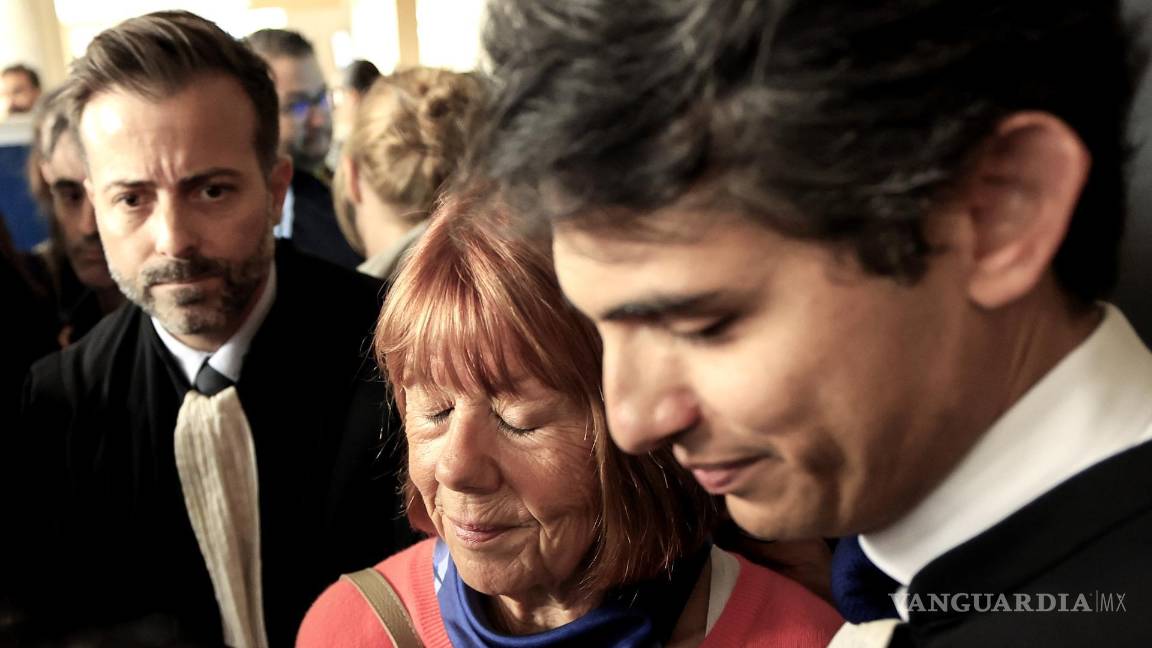 $!Gisele Pelicot (c) es escoltada por sus abogados Stephane Babonneau (d) y Antoine Camus (i) a su salida del tribunal penal en Avignon, sur de Francia.