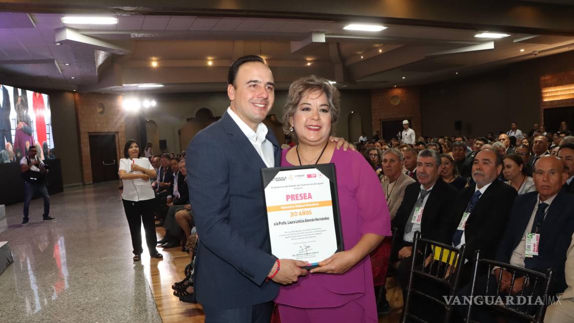 Reconocen a maestros de la Sección 5 de Coahuila por décadas de entrega educativa