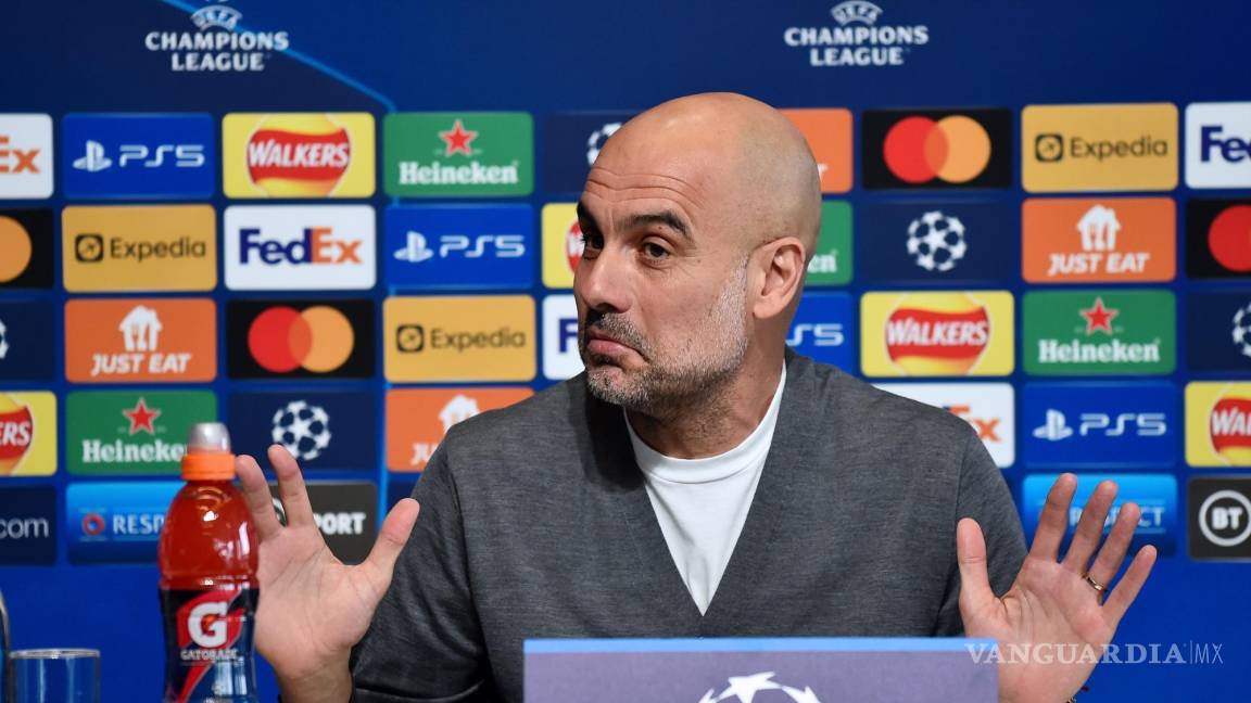 $!El técnico del Manchester City, Pep Guardiola, reacciona durante una conferencia de prensa en la City Football Academy de Manchester, Reino Unido.