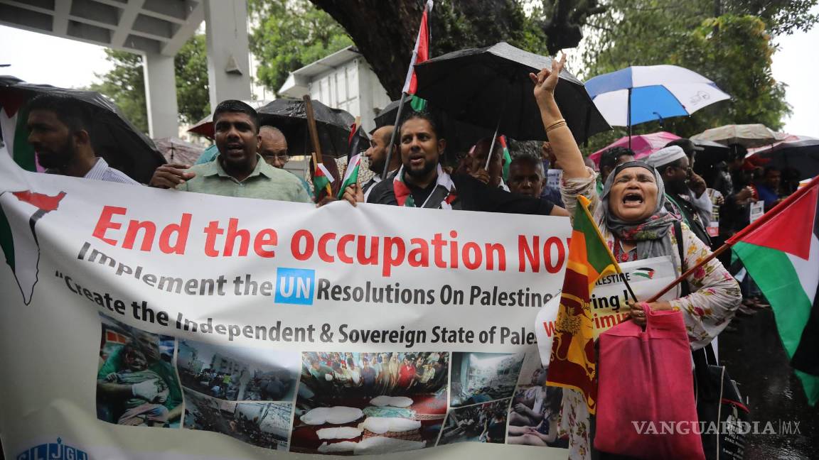 $!Protesta en apoyo del pueblo palestino, este miércoles, en Colombo, Sri Lanka, después del ataque al hospital en la Franja de Gaza.