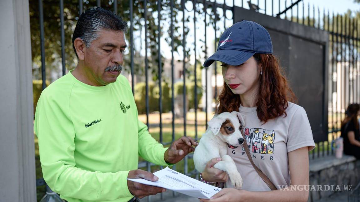 $!El módulo móvil de Control Canino brindó atención gratuita con vacunas, desparasitación y baños antigarrapatas, en apoyo a la salud y bienestar de los animales de compañía en Saltillo.