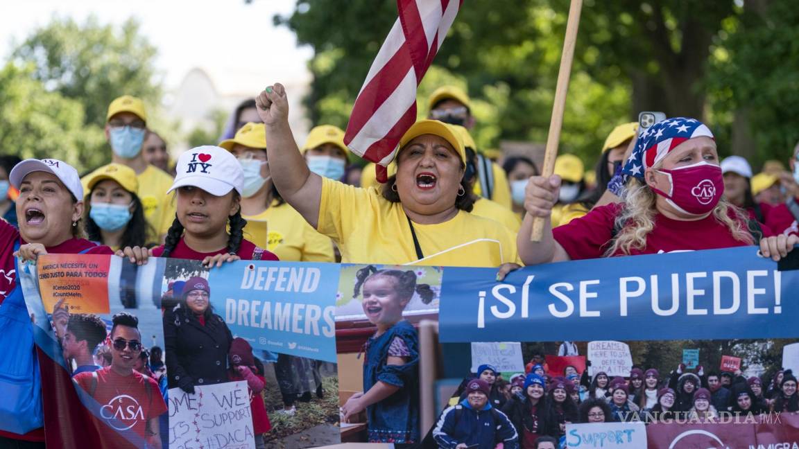 $!Jóvenes inmigrantes y activistas participan en una marcha en Washington con motivo del décimo aniversario del DACA.