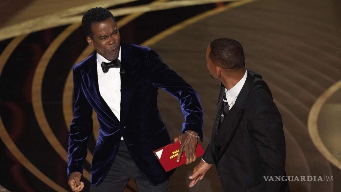 $!El presentador Chris Rock reaccionó con sorpresa tras ser confrontado por Will Smith mientras presentaba el premio al Mejor Documental.