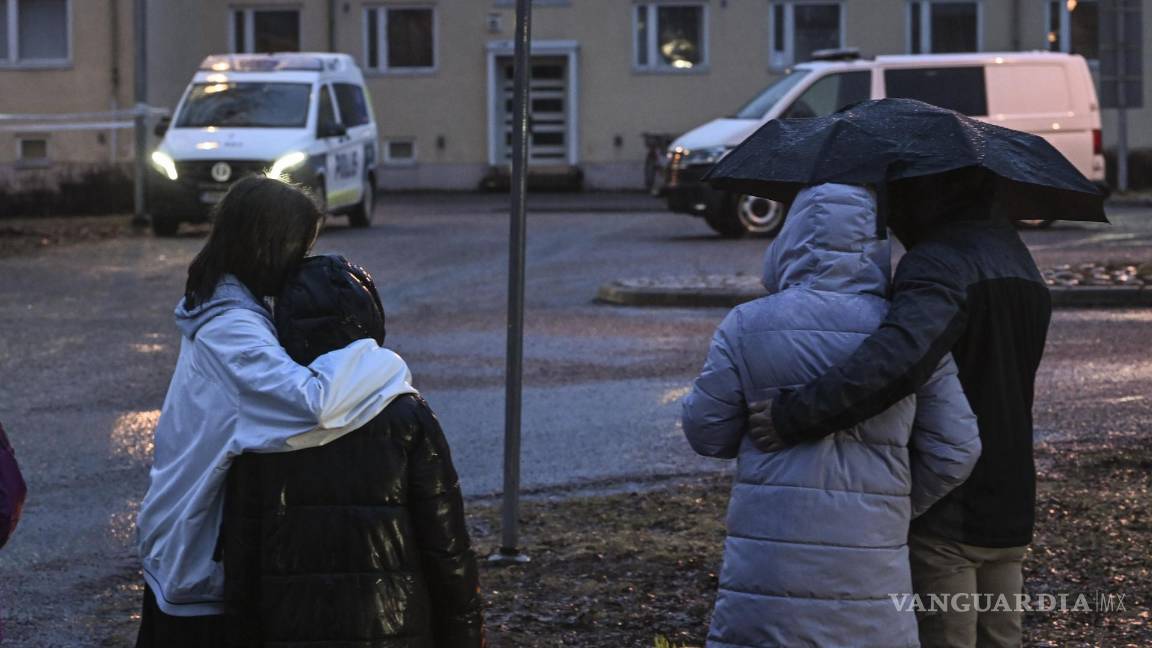 $!La gente deja velas en el patio de la escuela donde tuvo lugar un tiroteo en Vantaa, Finlandia.