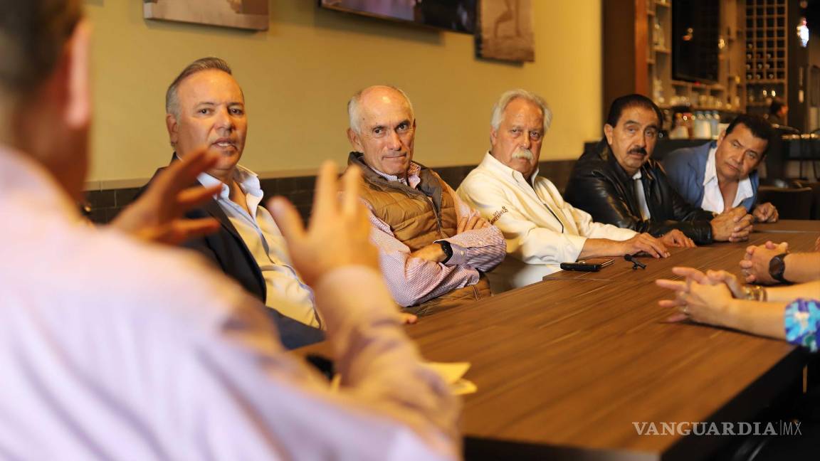 $!Jesús María de las Fuentes Cabello (tercero de izquierda a derecha), recibirá la Medalla de Honor.