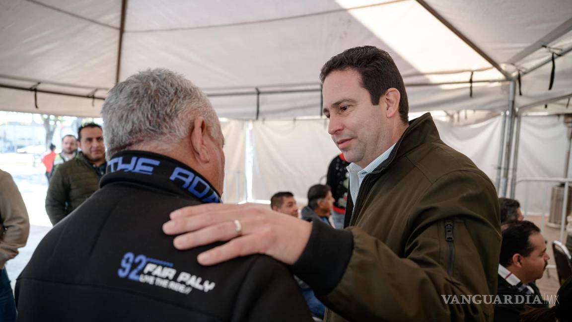 $!El alcalde Javier Díaz González saluda a los contribuyentes en las instalaciones de la Presidencia Municipal, donde cientos de saltillenses realizan su pago del predial.