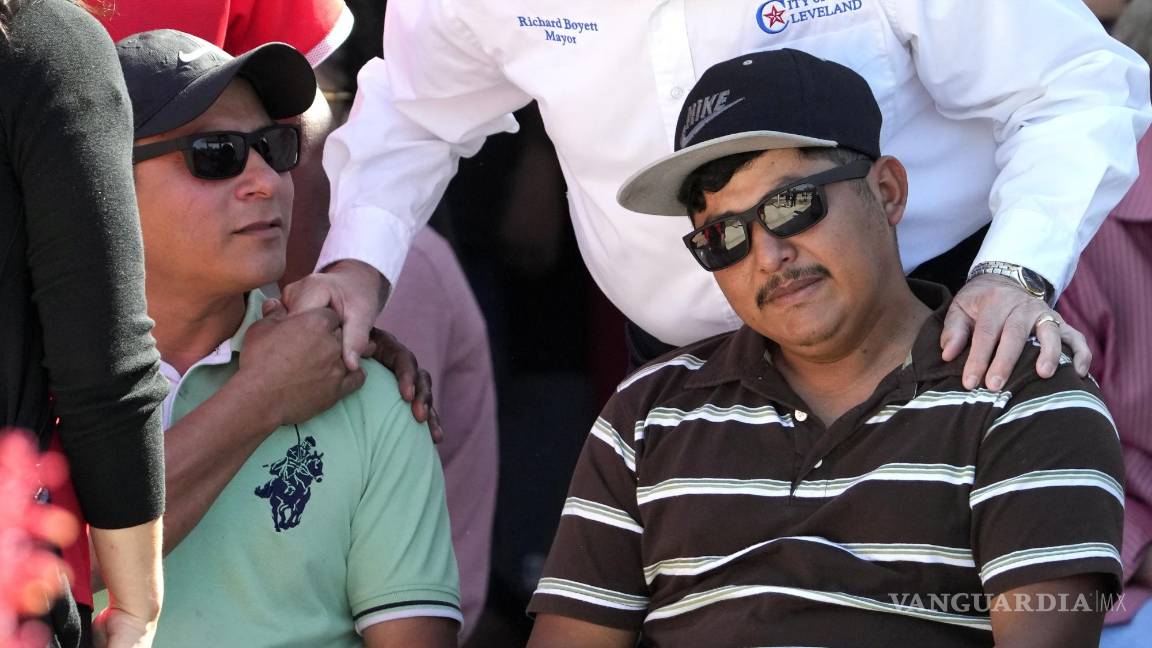 $!Wilson García, a la derecha, se consuela durante una vigilia por su hijo, Daniel Enrique Laso, de 9 años en Cleveland, Texas.