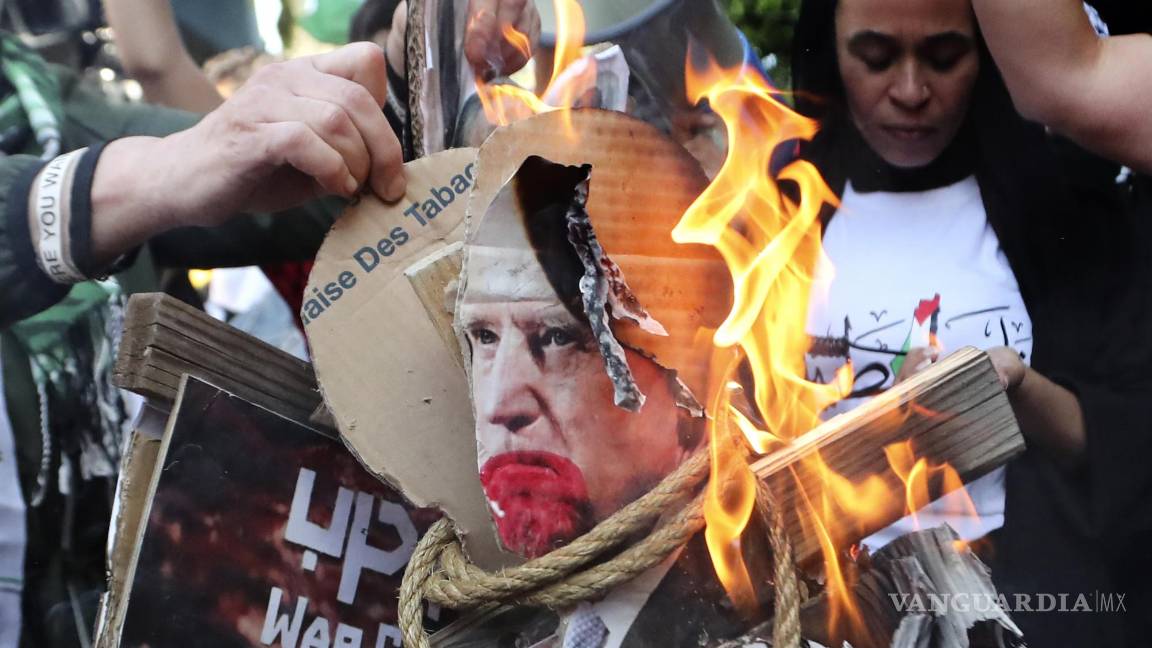$!Manifestantes palestinos queman una fotografía del presidente estadounidense Joe Biden, en una protesta en solidaridad con el pueblo de Gaza, en el Líbano.