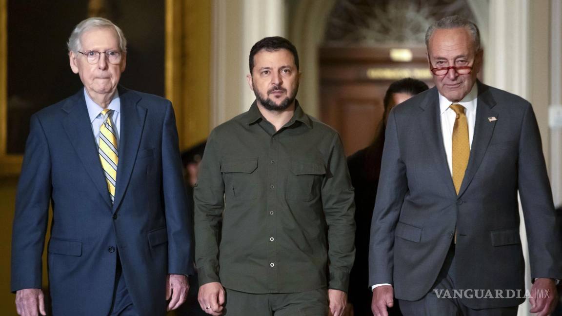 $!Imagen de septiembre de este año de una visita del presidente Volodimir Zelenskyy al Capitolio. Aparece con los senadores Mitch McConnell y Chuck Schumer.