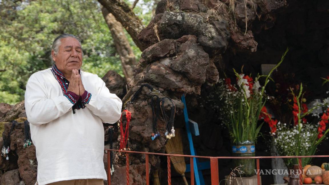 $!Moisés Vega agradece por los visitantes del Museo del Volcán junto a una réplica del santuario que la gente le dedica al volcán Popocatépetl, en Amecameca.