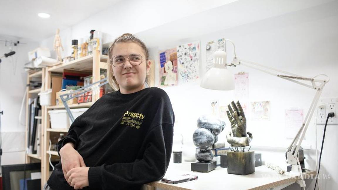 $!Aidan en una sala de arte que comparte con su padre Norm, en su casa en Calgary, Canadá.