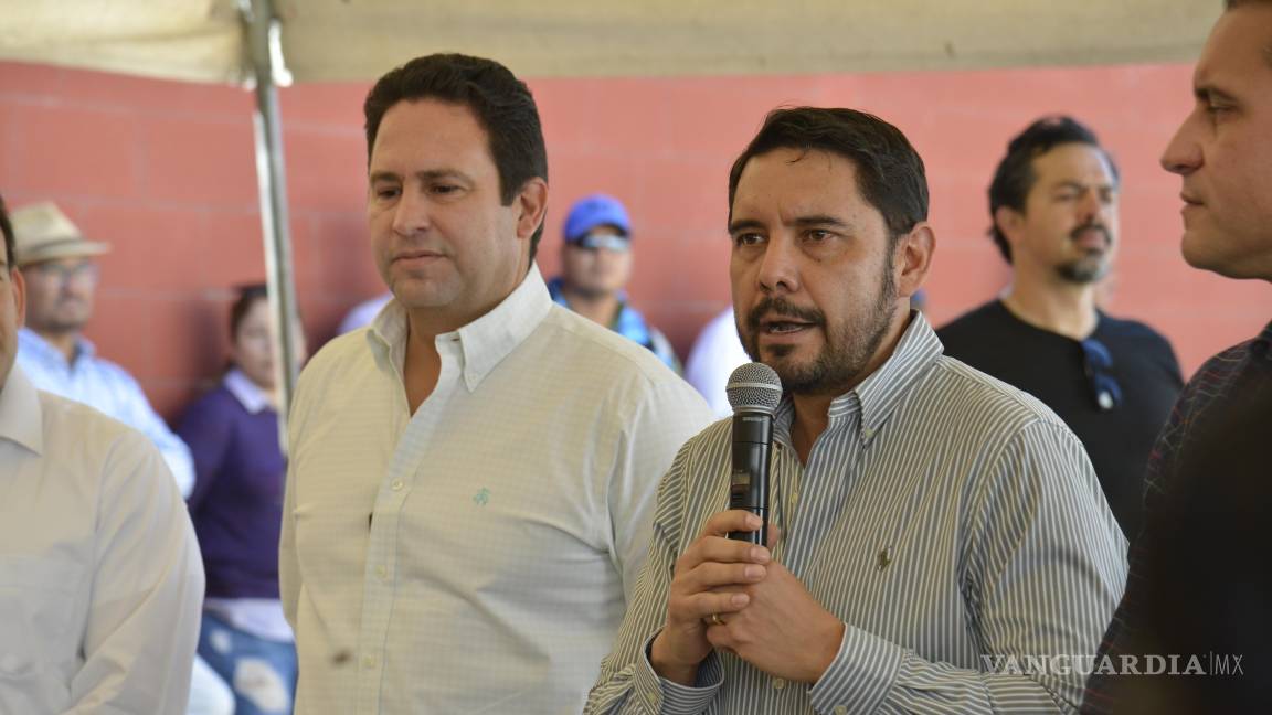 $!El director de Obras Públicas, Antonio Nerio, explica los detalles de la pavimentación y las futuras mejoras en la colonia Miravalle, tras la finalización de la obra.