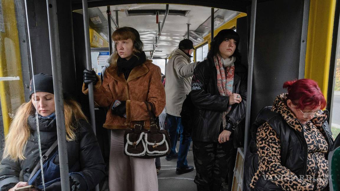 $!Mujeres viajan en un tranvía en Lviv, Ucrania, el lunes 11 de noviembre de 2024.