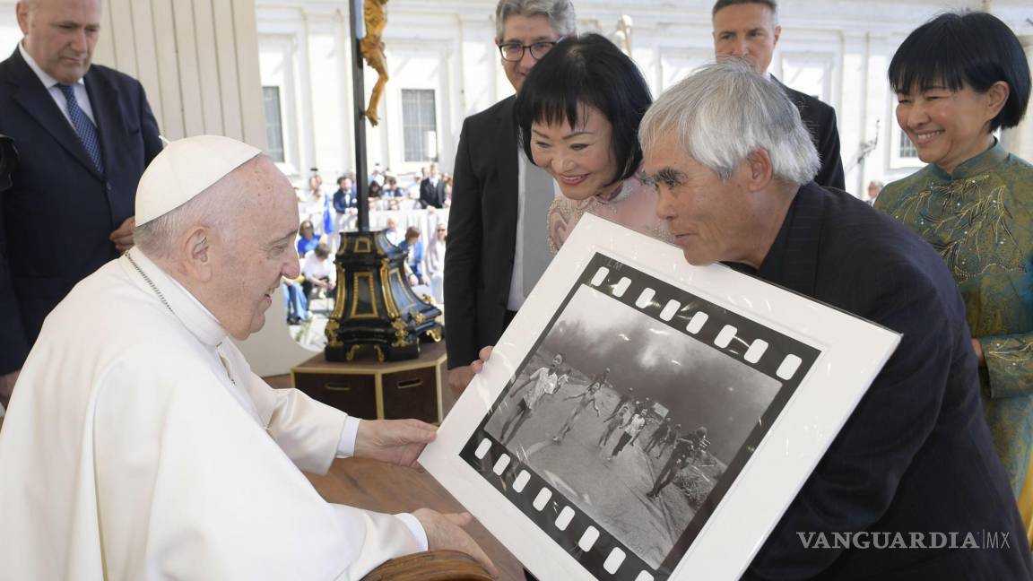 El papa Francisco recibe al fotógrafo y a la “niña del napalm” en el Vaticano