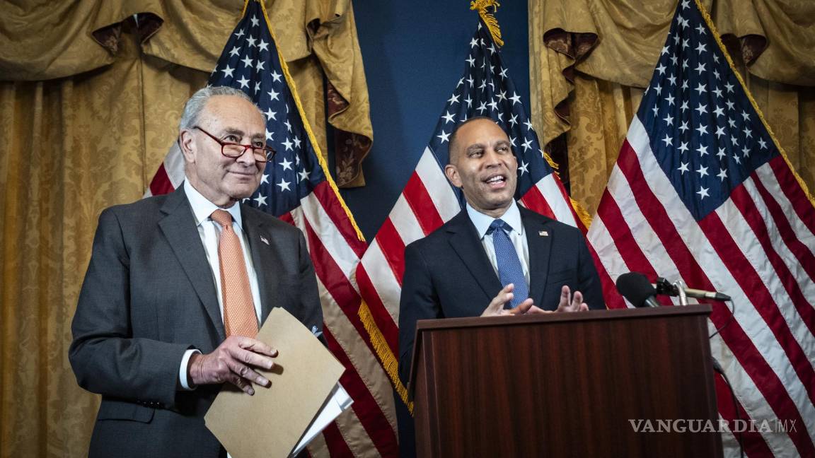 $!El líder de la mayoría demócrata del Senado, Chuck Schumer (i), y el líder de la minoría demócrata de la Cámara de Representantes, Hakeem Jeffries respaldan a Kamala Harris