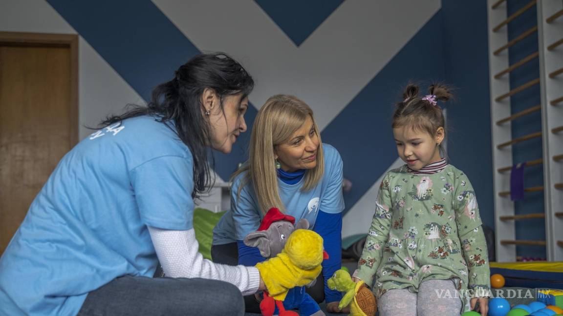 $!Los psicólogos ucranianos buscan devolver la oportunidad de tener una infancia incluso en medio de la guerra a miles de niños.