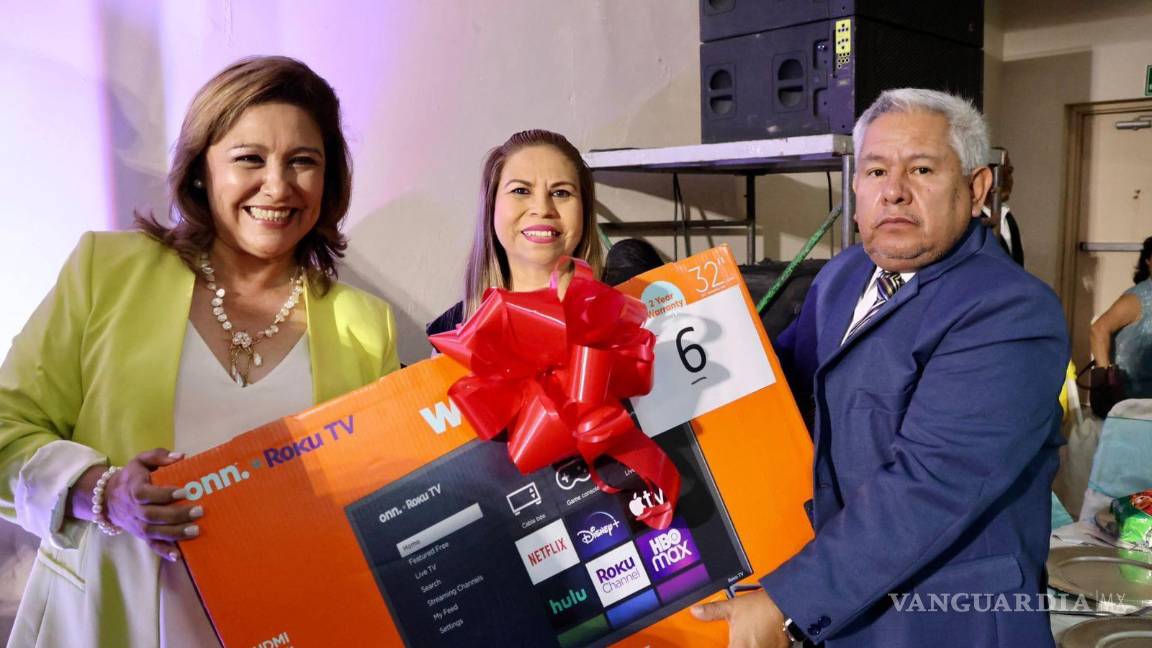 $!En el evento, se hizo la rifa de diversos objetos electrónicos y demás para los docentes.